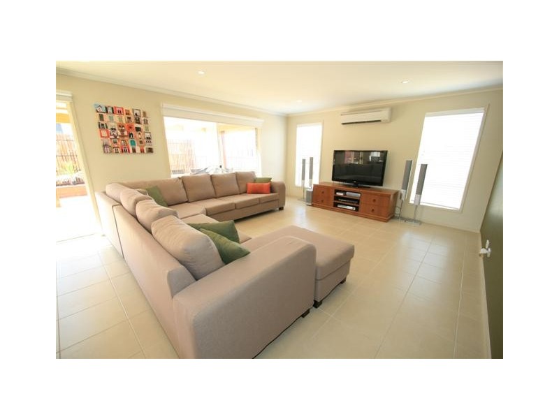 17 Lomandra Drive, Cowes VIC 3922