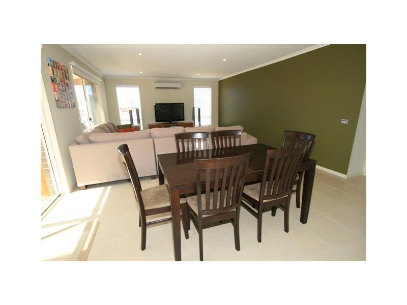 17 Lomandra Drive, Cowes VIC 3922