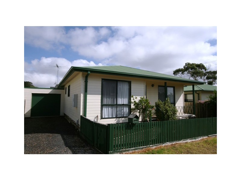 17 Rita Avenue, Cowes VIC 3922