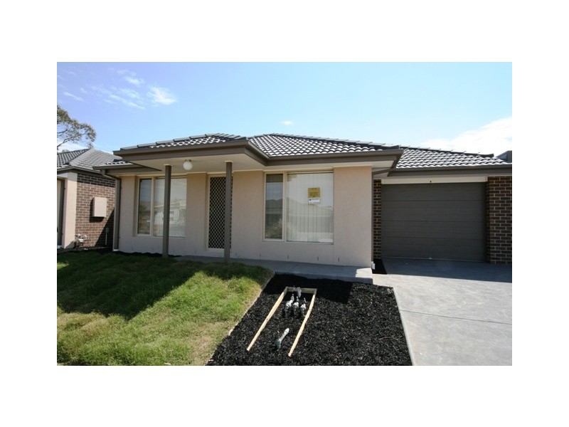 18 Rosella Grove, Cowes VIC 3922