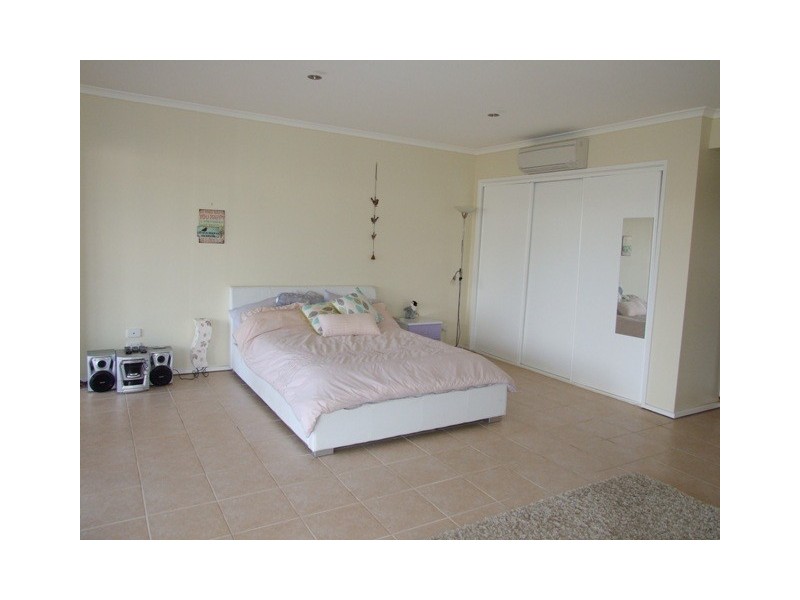 9 Barry St, Sunderland Bay VIC 3922