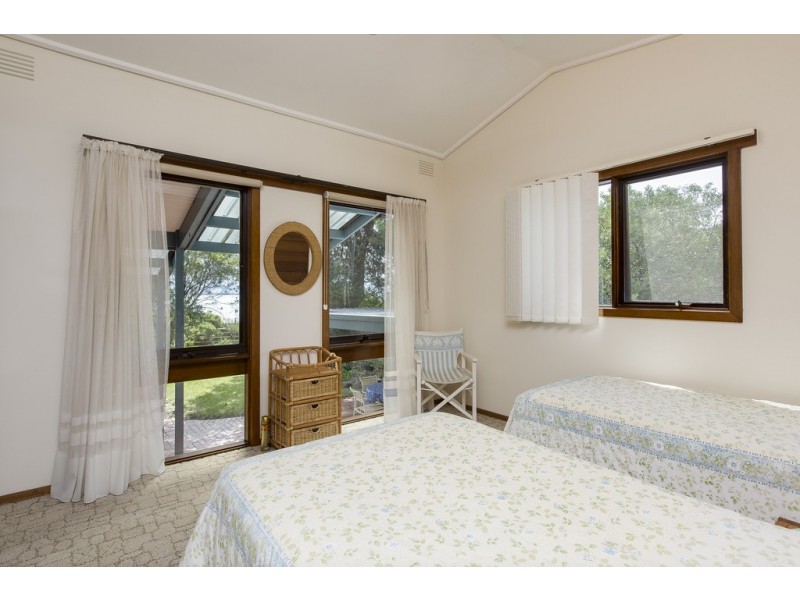 27 Stradbroke Avenue, Cowes VIC 3922