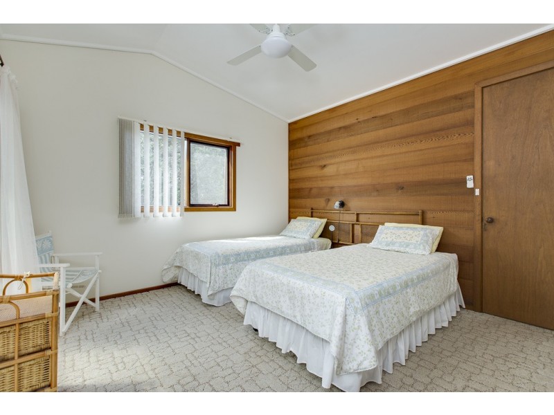 27 Stradbroke Avenue, Cowes VIC 3922