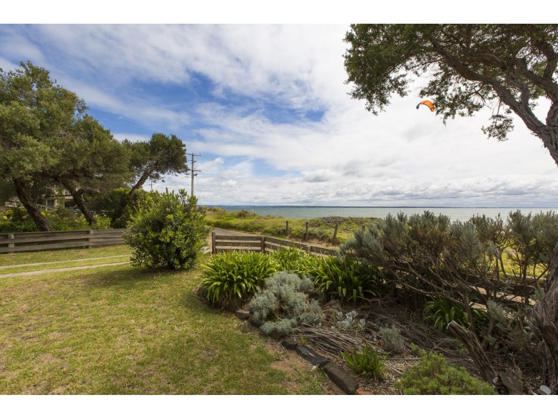 27 Stradbroke Avenue, Cowes VIC 3922