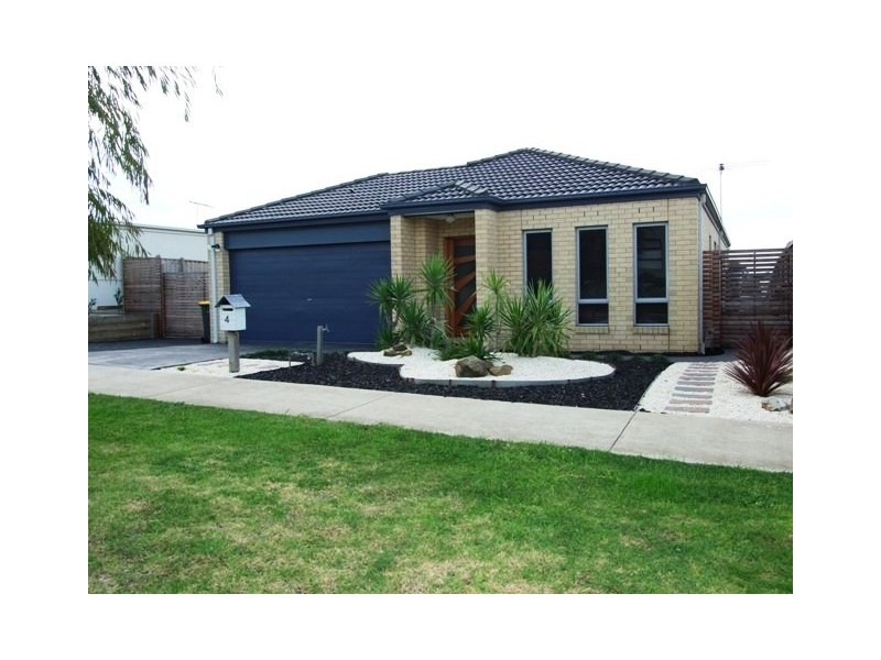 4 Rosella Grove, Cowes VIC 3922