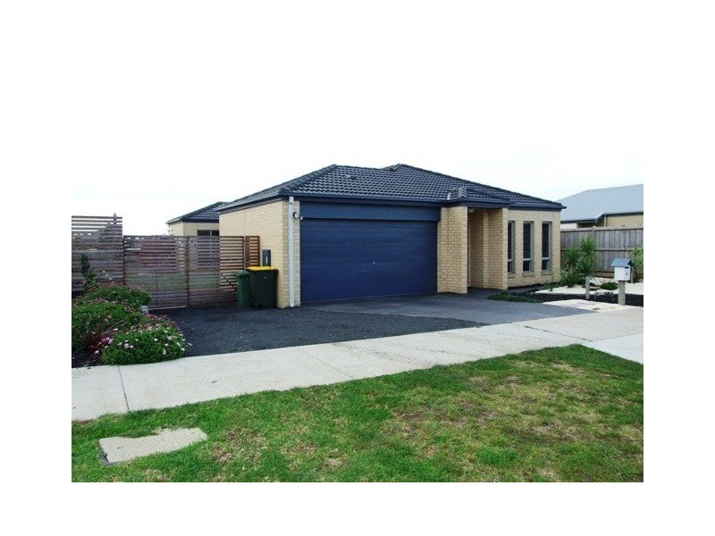 4 Rosella Grove, Cowes VIC 3922
