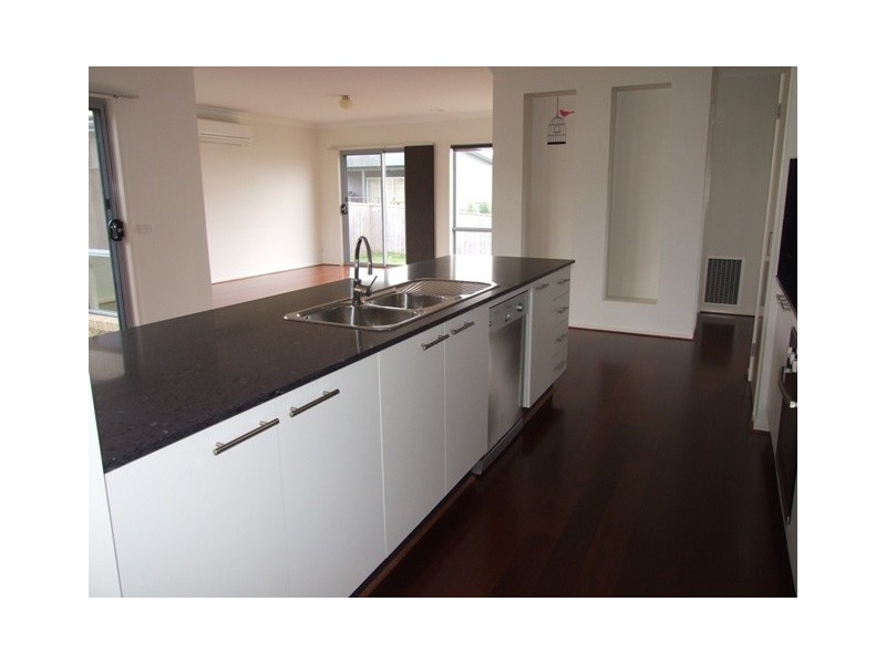4 Rosella Grove, Cowes VIC 3922