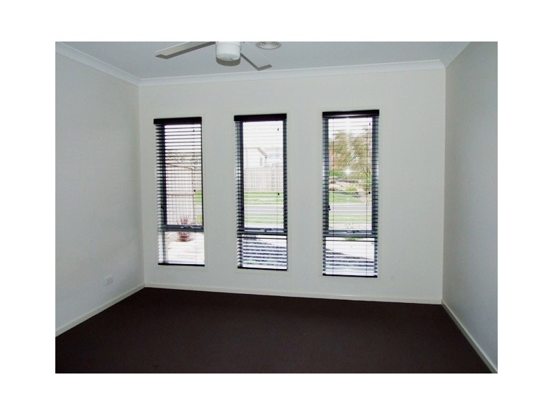 4 Rosella Grove, Cowes VIC 3922