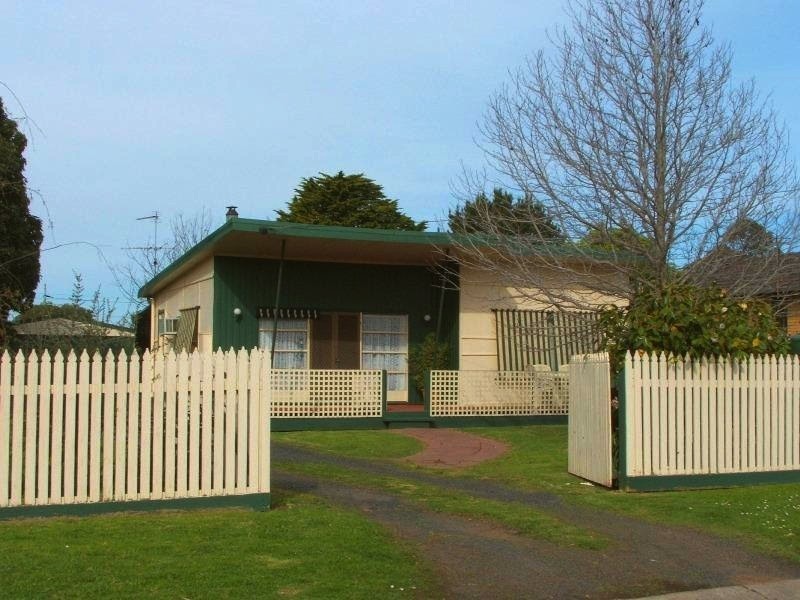 17 Grandview Grove, Cowes VIC 3922