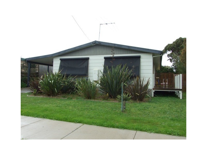 21 Pine Avenue, Cowes VIC 3922