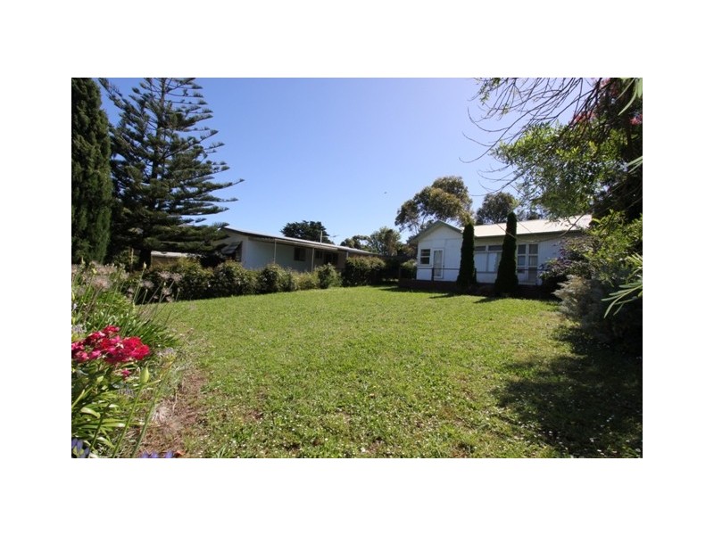 16 Hollywood Crescent, Smiths Beach VIC 3922