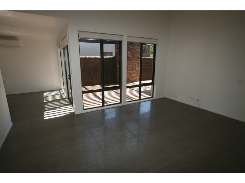 2/9 Douglas Road, Cowes VIC 3922