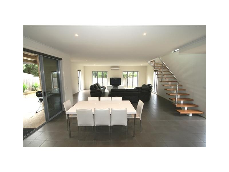 2/25 Jenner Avenue, Cowes VIC 3922