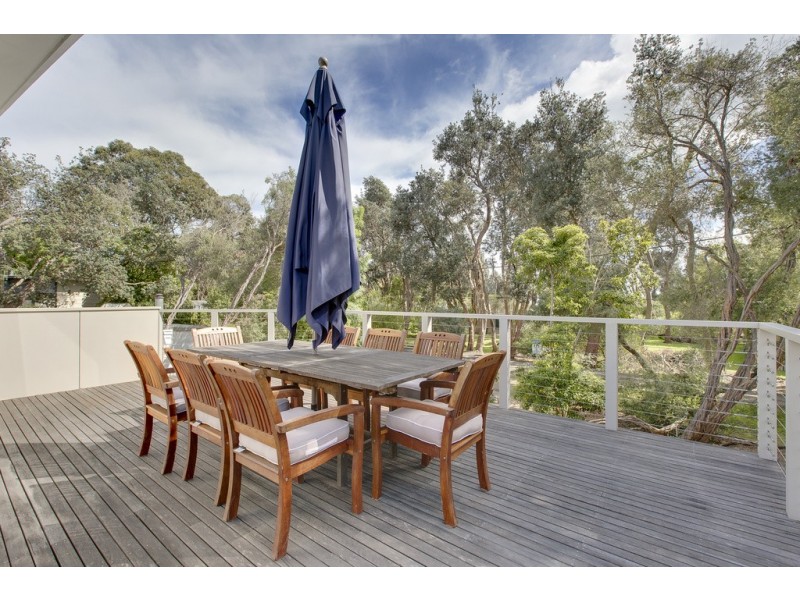 16 Woodland Avenue, Silverleaves VIC 3922