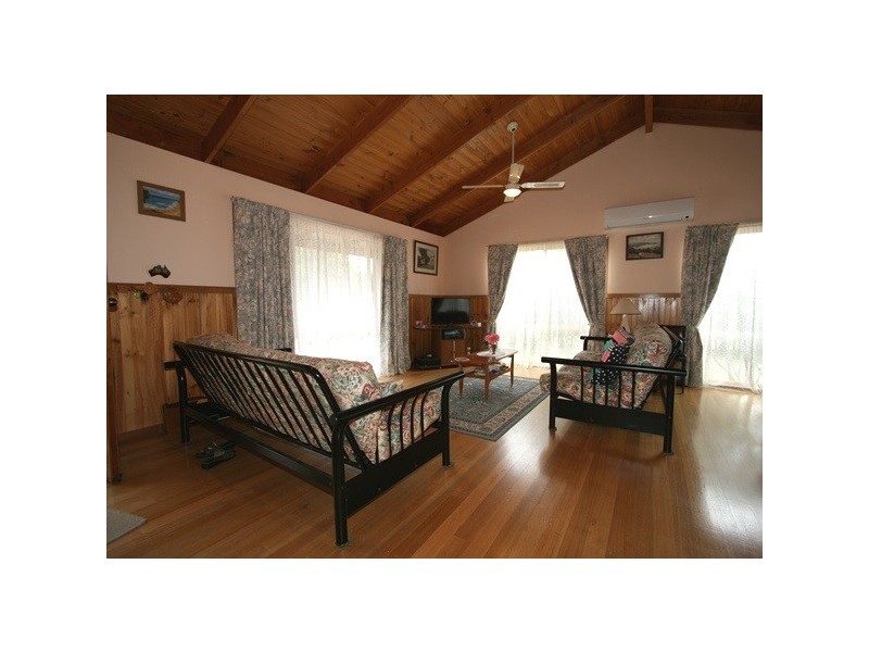 16 Pine Avenue, Cowes VIC 3922