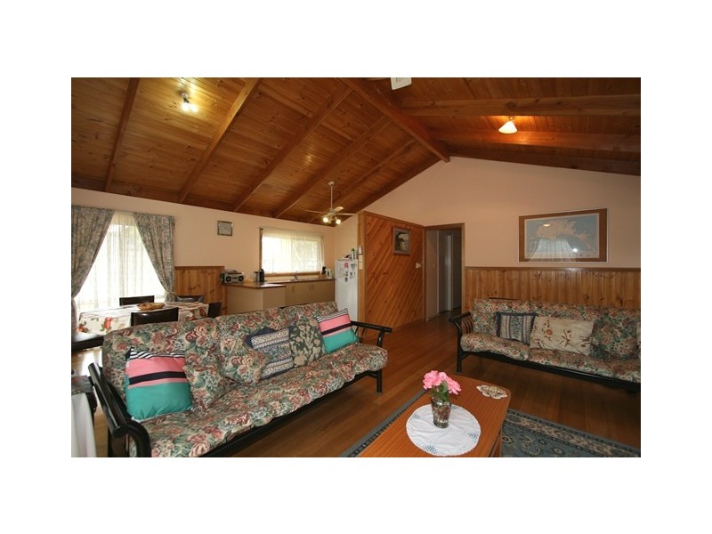 16 Pine Avenue, Cowes VIC 3922