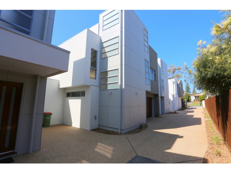 Units 1/4 Osbourne Avenue, Cowes VIC 3922