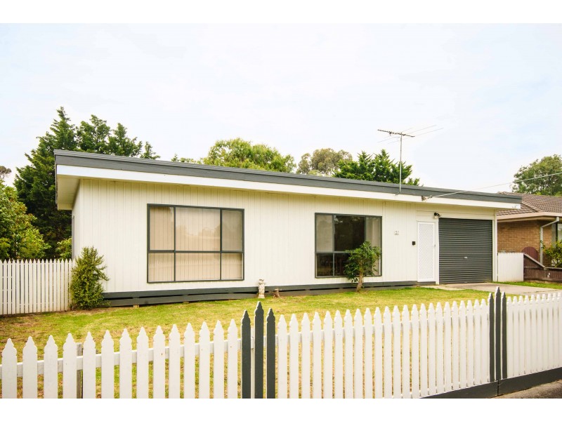 27 Alexander Avenue, Cowes VIC 3922