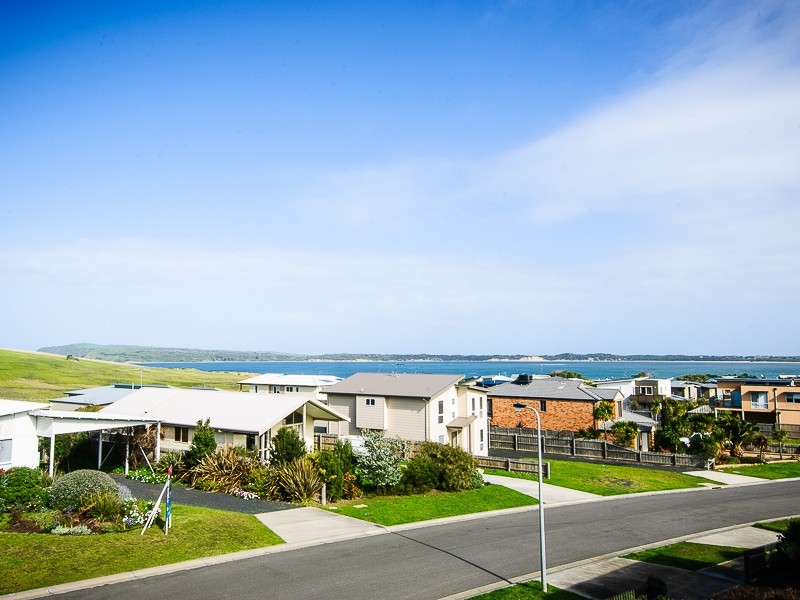 18 Halcyon Avenue, San Remo VIC 3925