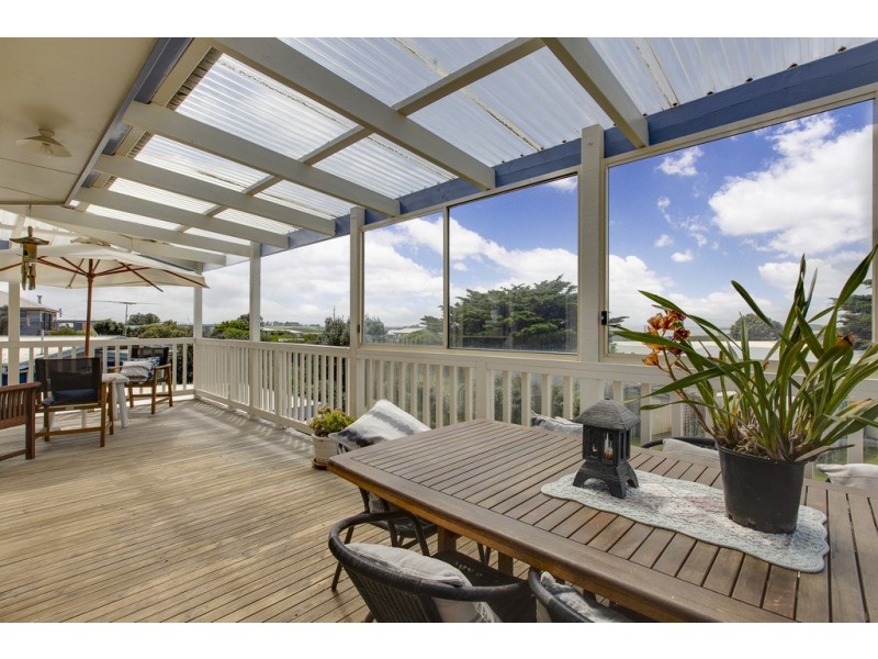 15 Stradbroke Crescent, Surf Beach VIC 3922