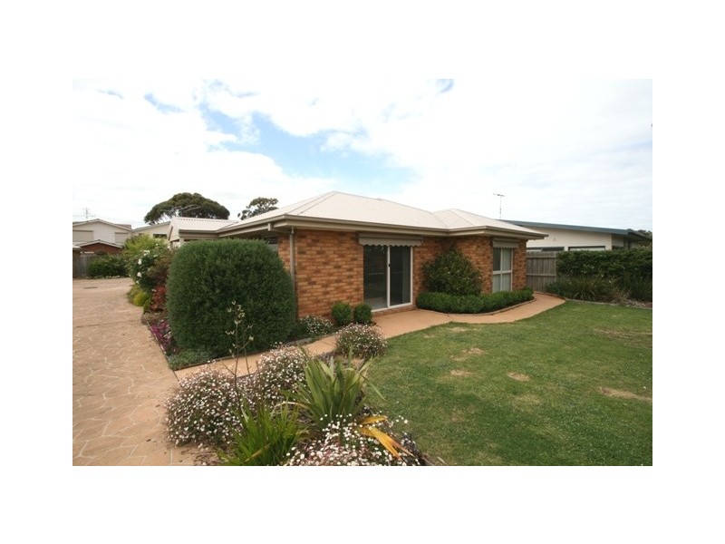 2/11 Fowler Grove, Newhaven VIC 3925