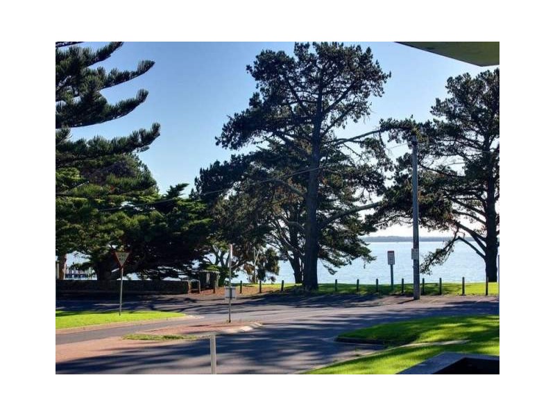 4/4 The Esplanade, Cowes VIC 3922