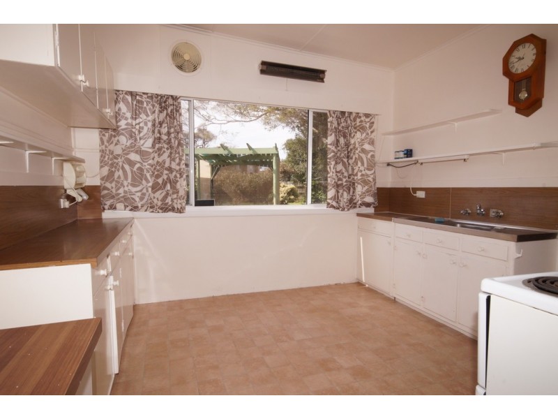 8 Edgar Road, San Remo VIC 3925