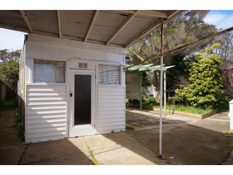 8 Edgar Road, San Remo VIC 3925