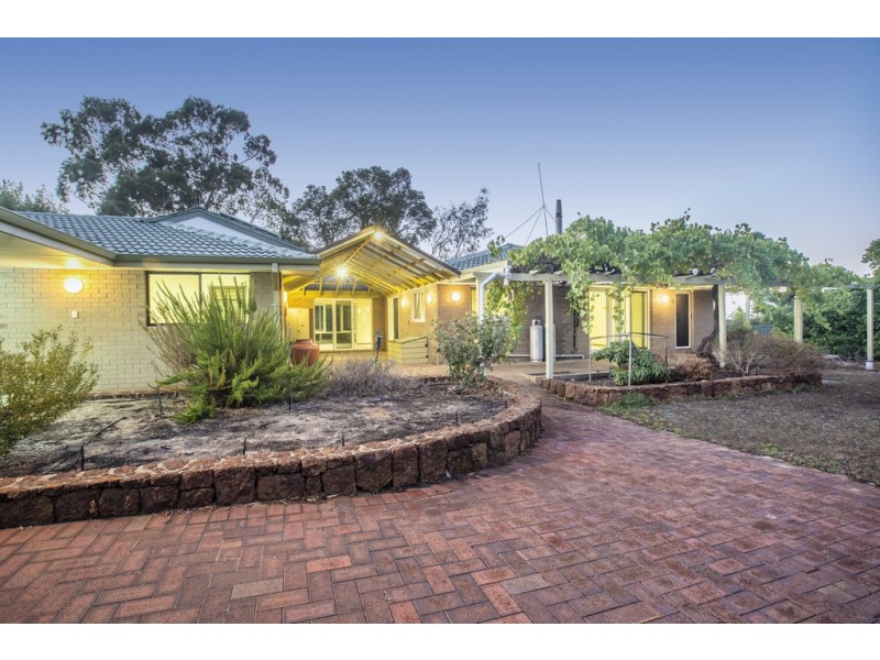 4 Malumba Crescent, Lesmurdie WA 6076
