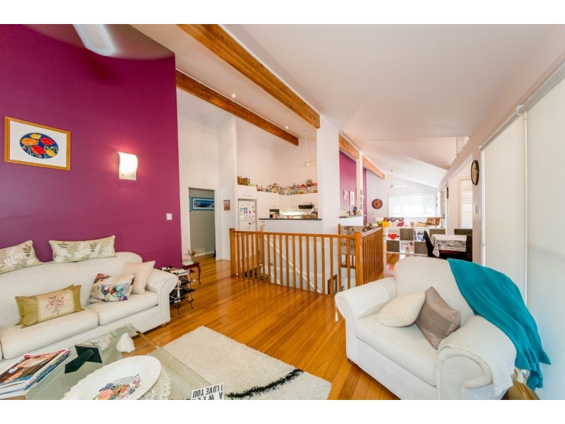 19 McKellar Close, Point Clare NSW 2250