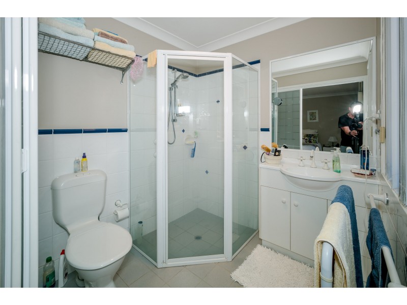 19 McKellar Close, Point Clare NSW 2250