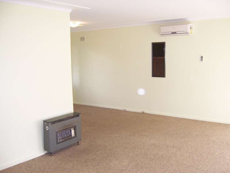 8 Calaby Street, Toongabbie NSW 2146