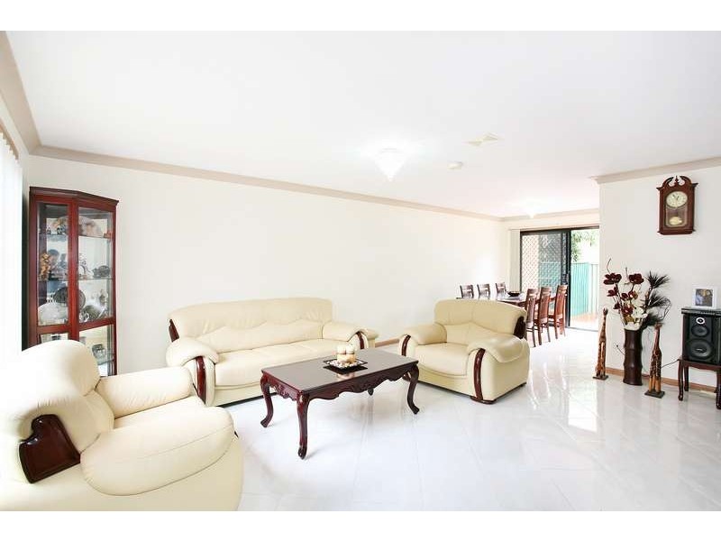 2/165 Targo Road, Girraween NSW 2145