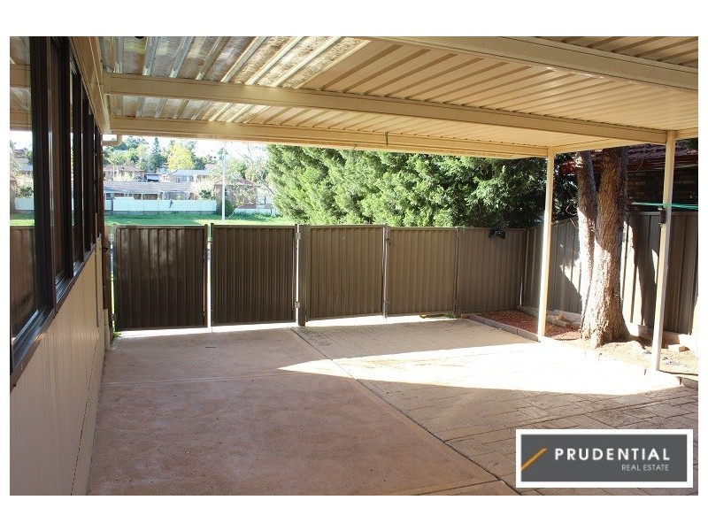 36 Cleopatra Drive, Rosemeadow NSW 2560