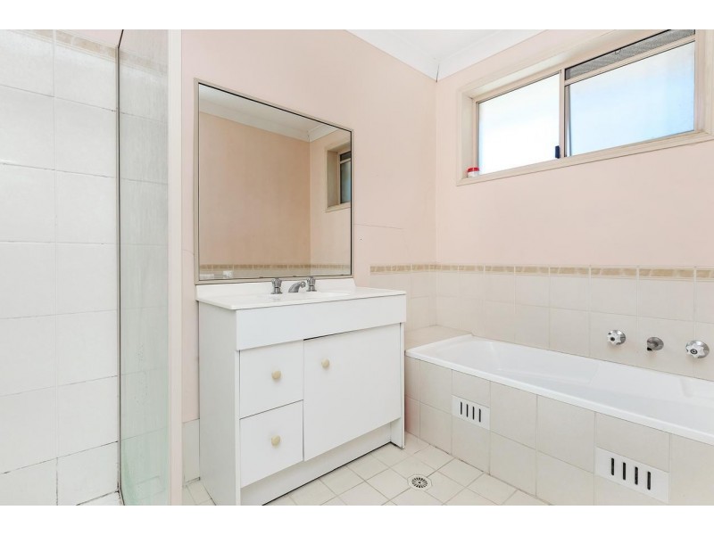 8/4 Westmoreland Road, Minto NSW 2566