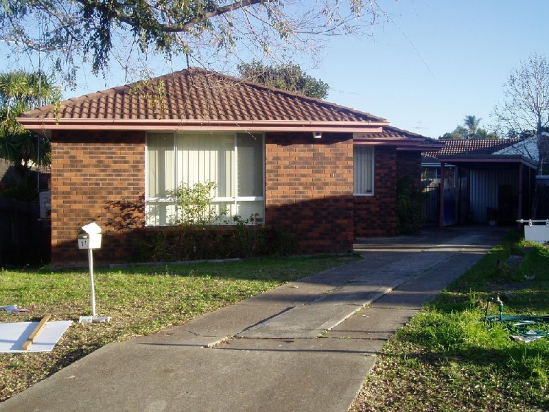 11 Loire Place, Kearns NSW 2558