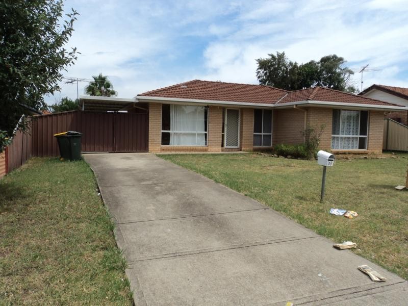 18 Oswald Cr, Rosemeadow NSW 2560