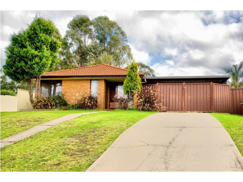 30 Wintaroo Cres, St Helens Park NSW 2560