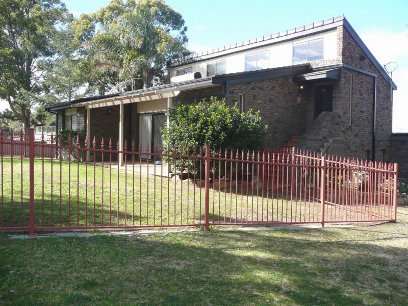 1 Balook Cres, Bradbury NSW 2560