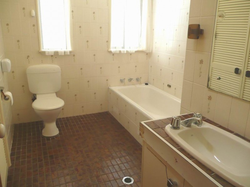 1 Balook Cres, Bradbury NSW 2560