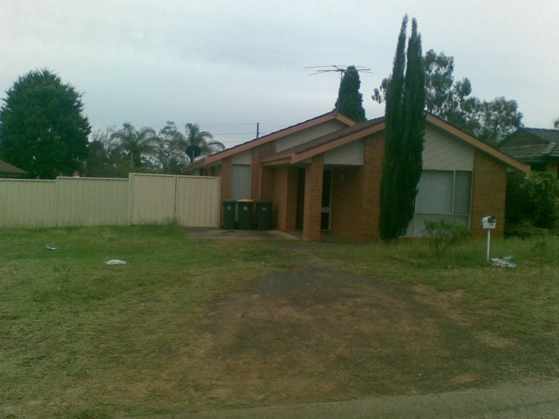 19 Lorenzo Cres, Rosemeadow NSW 2560