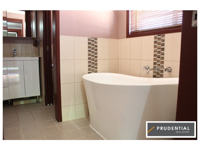 24 Octavia Avenue, Rosemeadow NSW 2560