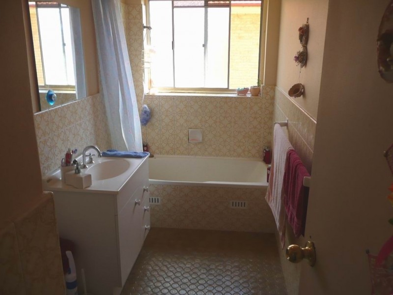 2/28 Moore Street, Campbelltown NSW 2560