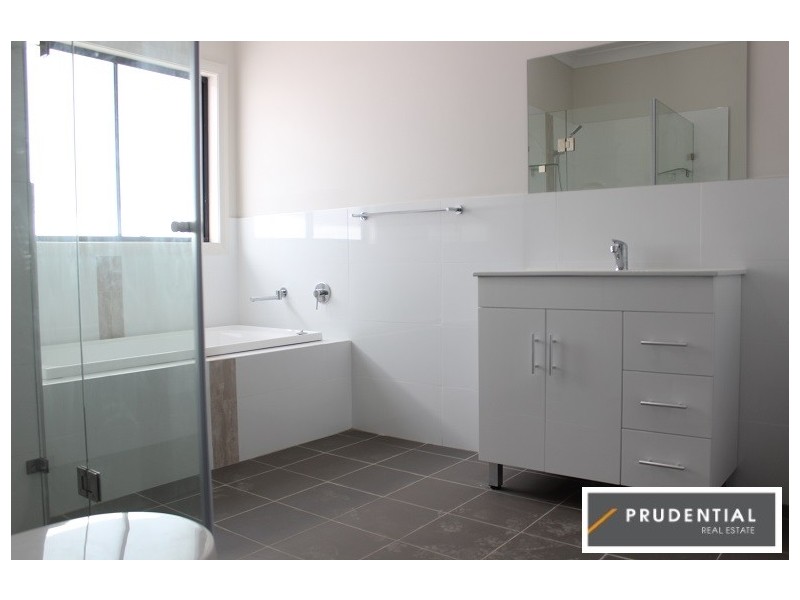 10 Dowie Drive, Claymore NSW 2559
