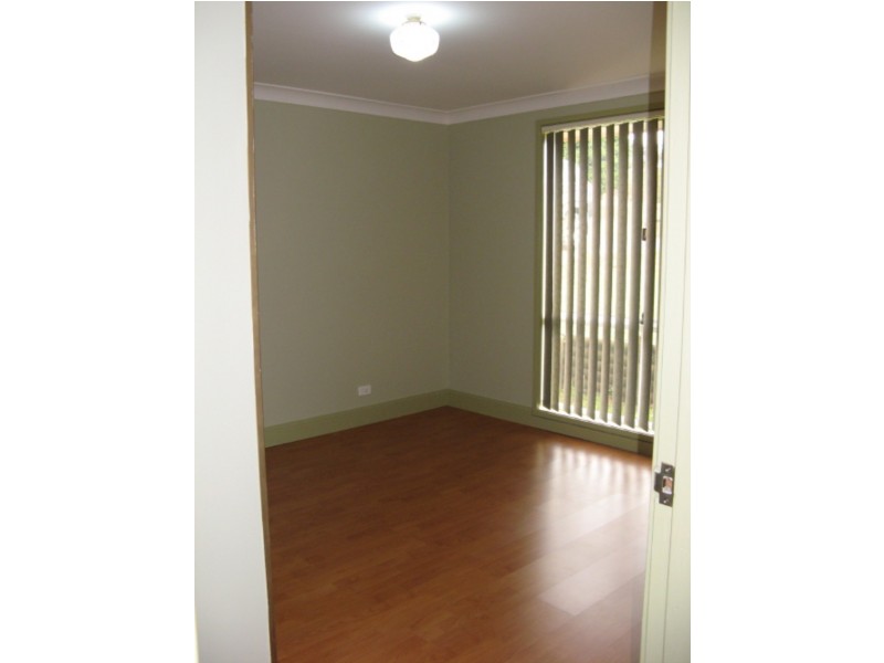 33 Lorenzo Cres, Rosemeadow NSW 2560