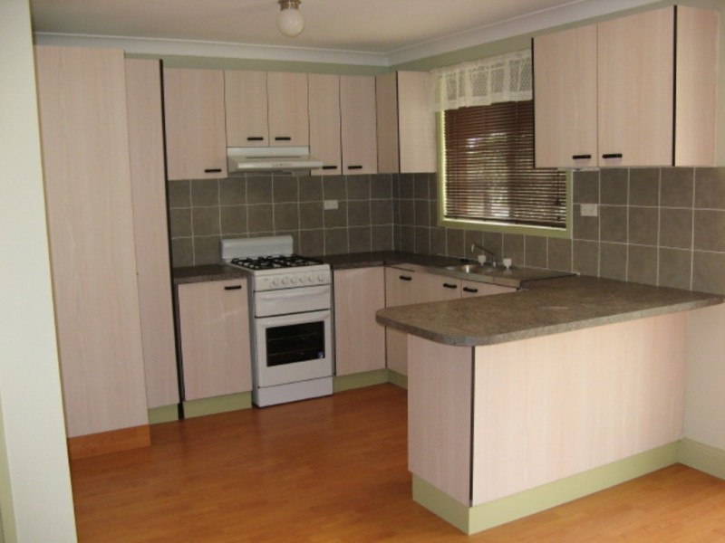 33 Lorenzo Cres, Rosemeadow NSW 2560