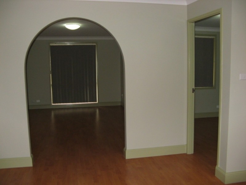 33 Lorenzo Cres, Rosemeadow NSW 2560