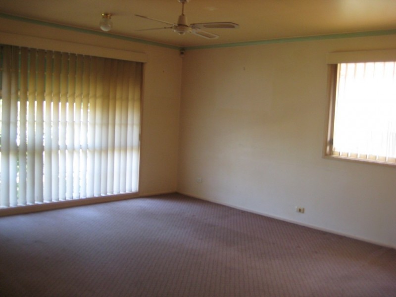 8 Bardolph Avenue, Rosemeadow NSW 2560