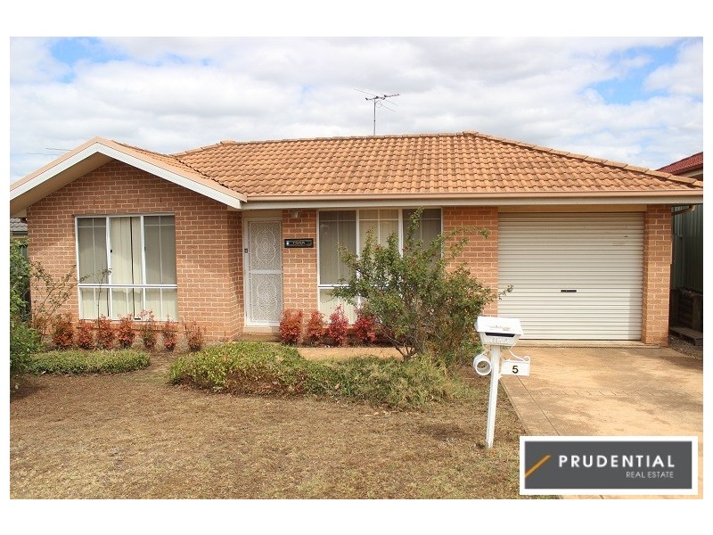 5 Norman Dunlop Crescent, Minto NSW 2566