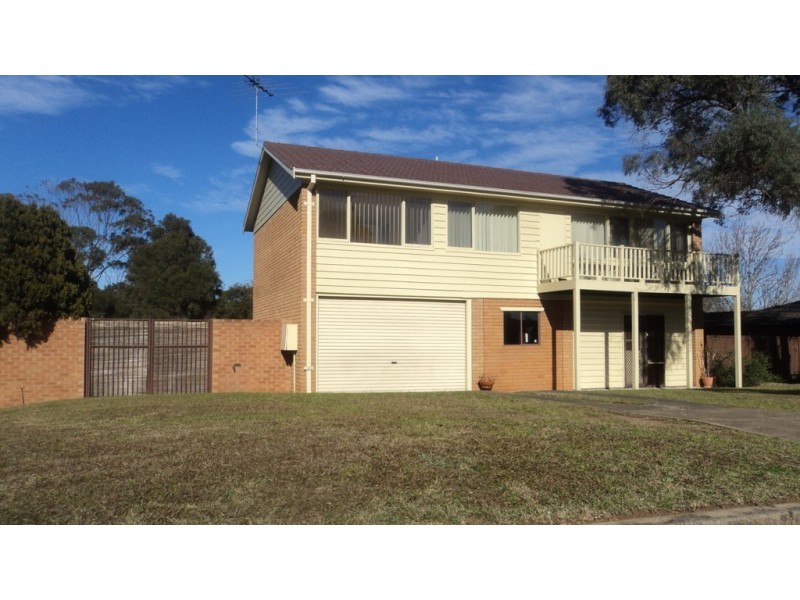 9 Kooloona Cres, Bradbury NSW 2560